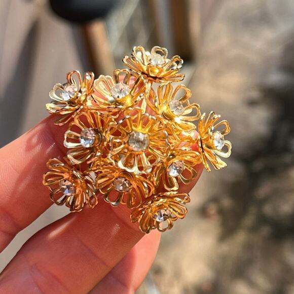 Vintage Coro Gold Color Floral brooch/pin. Cluster of Flowers. - Picture 2 of 6